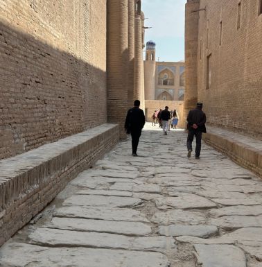 A street outside Tash Khauli palace.