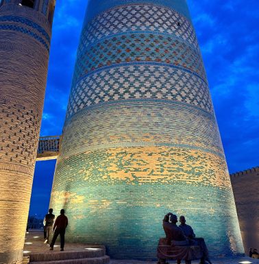 Kalta Minor at night; the guys in front are a sculpture.