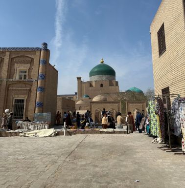 Market outside the Russian school with Pahlavan Mahmoud dome.