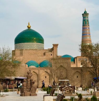 Pahlavan Mahmud Mausoleum dome; the minaret is the 57-meter Islam Khoja Minaret built in 1908–1910.