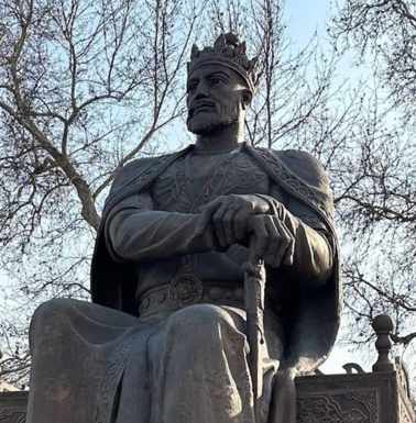 Amir Timur monument, University Boulevard.