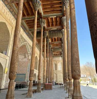 Bolo Hauz Mosque iwan columns.